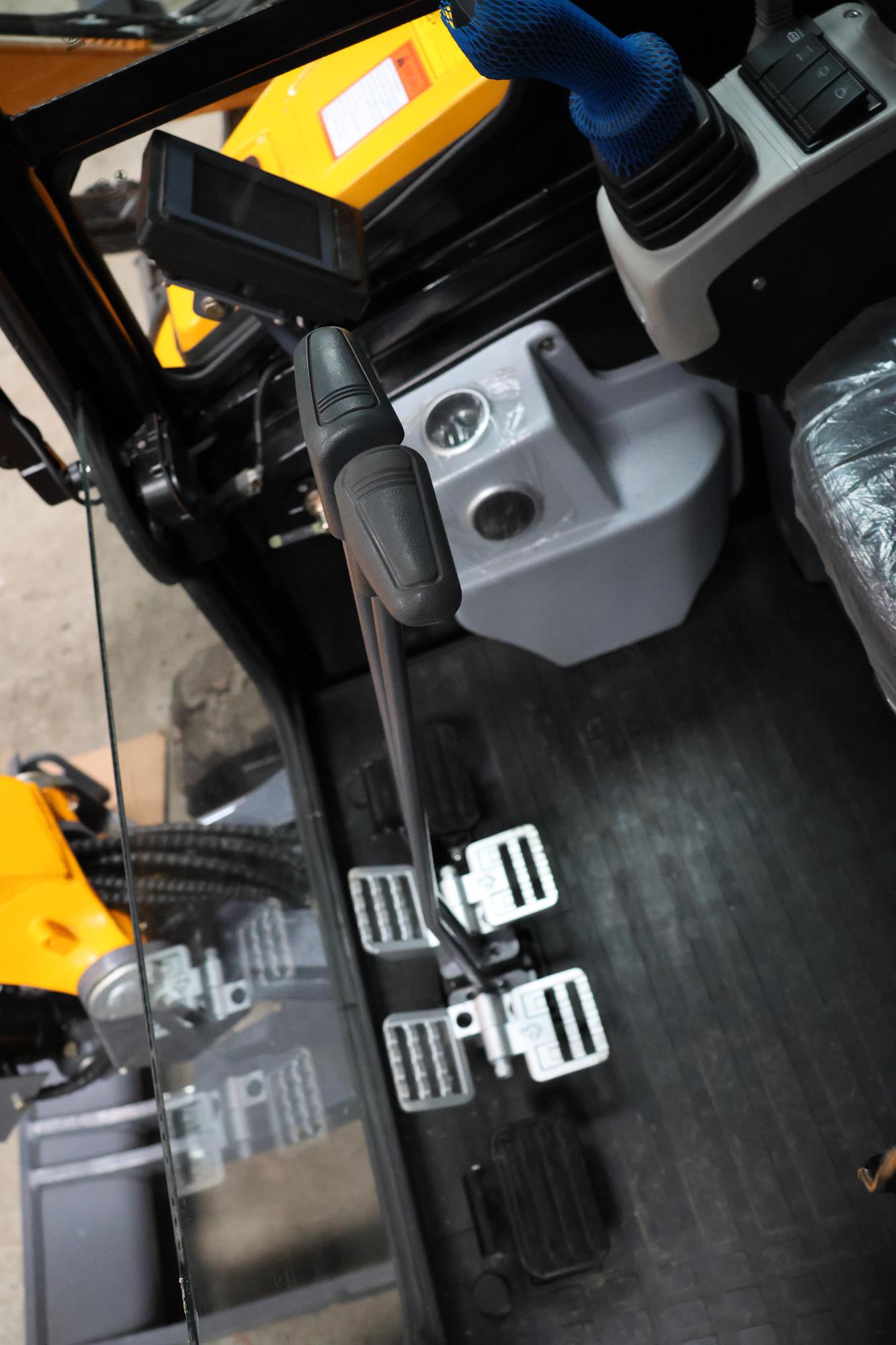Mini Pelle APS KMZ 28 avec bras de torsion – Image 2