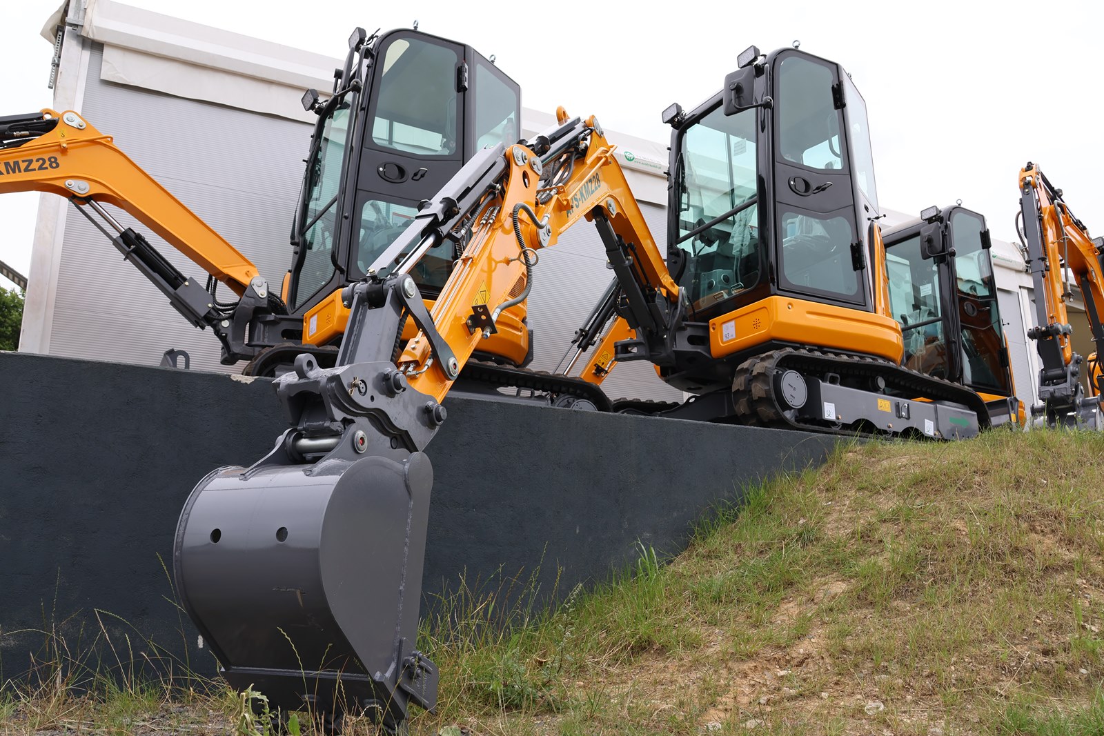 Mini Pelle APS KMZ 28 avec bras de torsion – Image 18