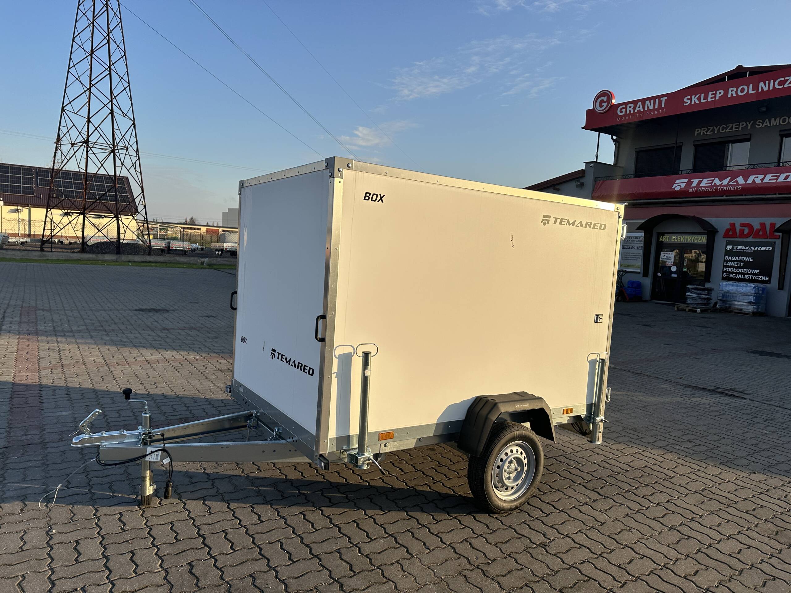 Remorque fourgon SMART BOX avec rampes Temared basculant 750kg – Image 2