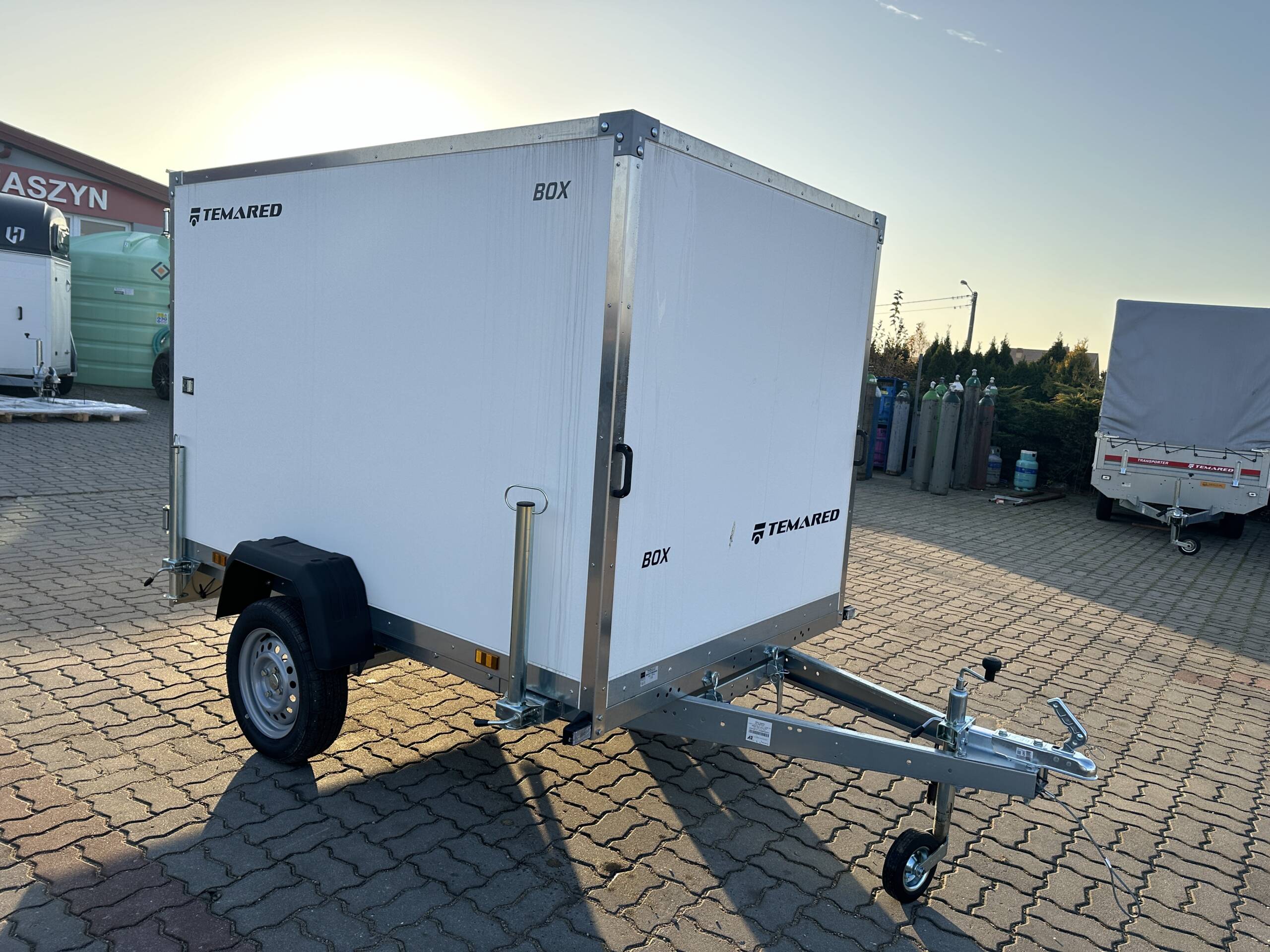 Remorque fourgon SMART BOX avec rampes Temared basculant 750kg