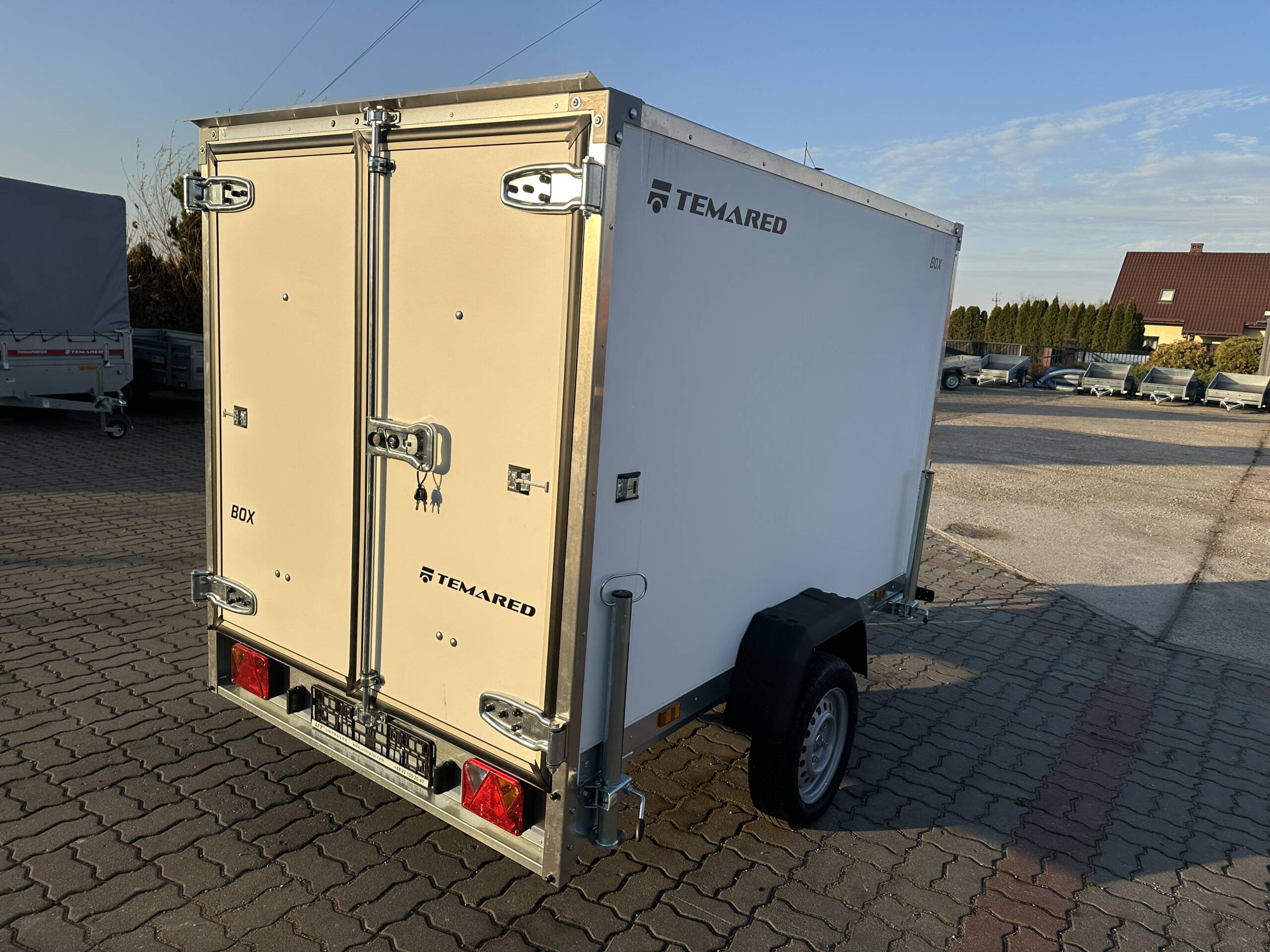 Remorque fourgon SMART BOX avec rampes Temared basculant 750kg – Image 5