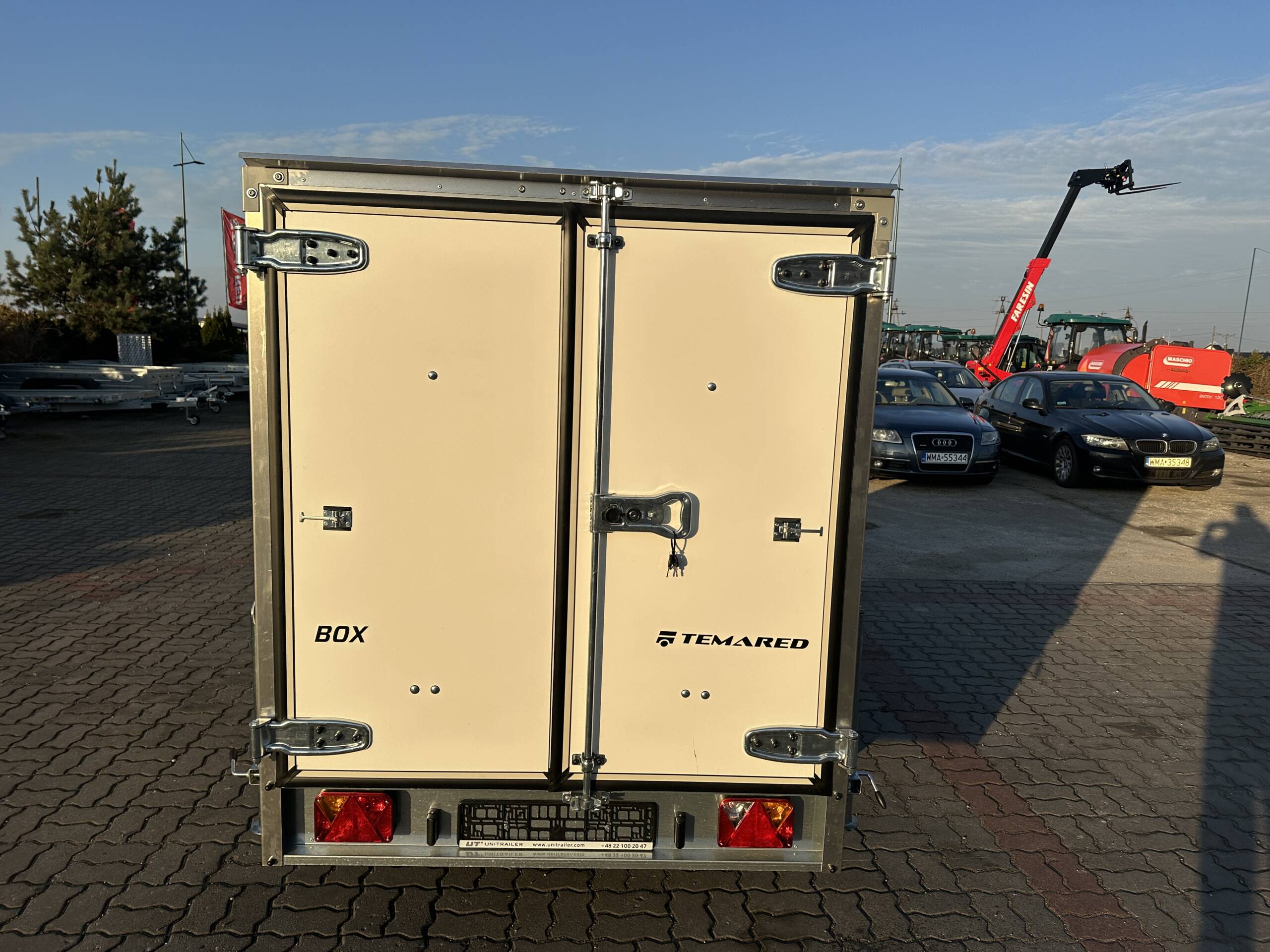 Remorque fourgon SMART BOX avec rampes Temared basculant 750kg – Image 7