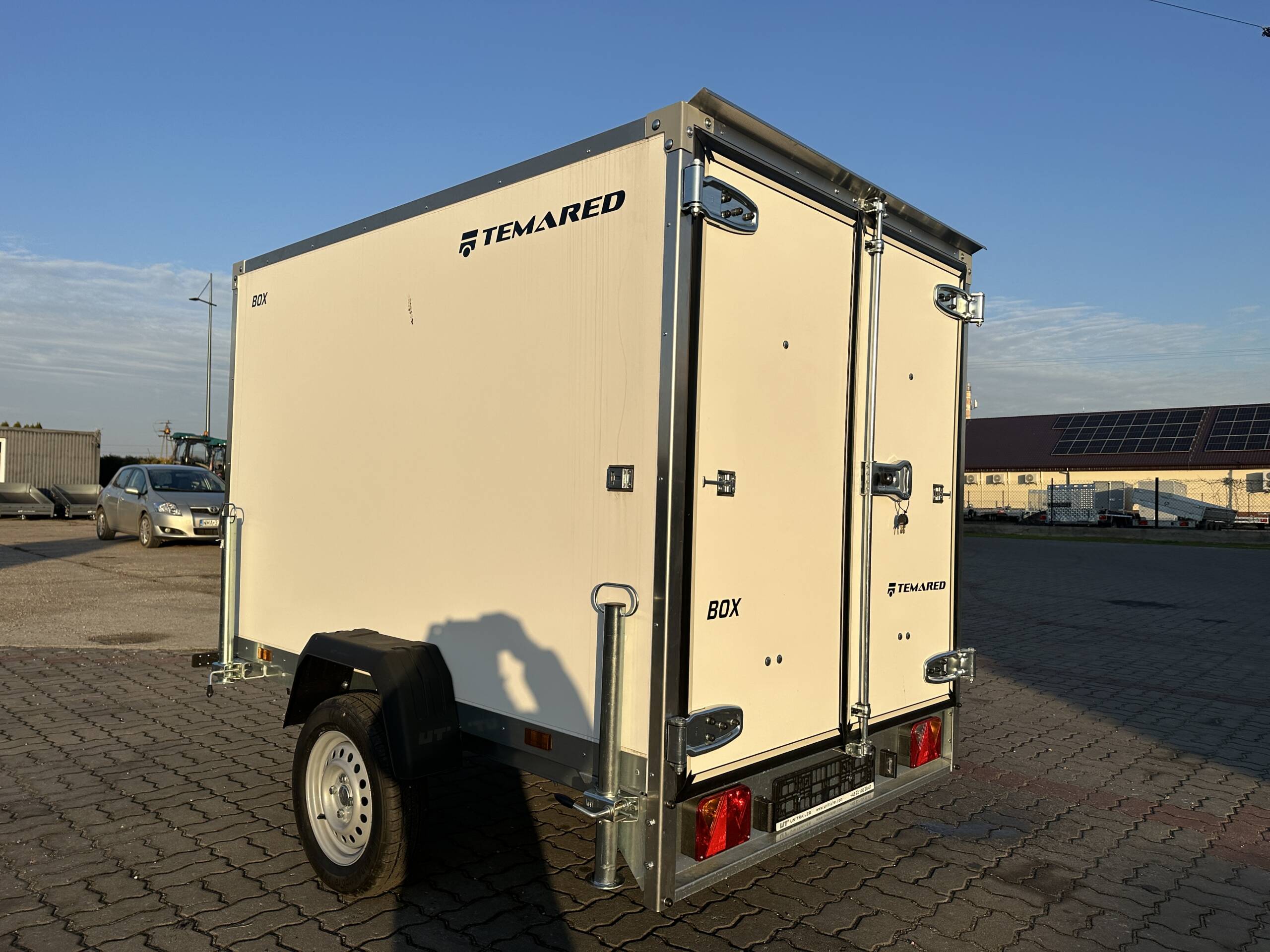 Remorque fourgon SMART BOX avec rampes Temared basculant 750kg – Image 8