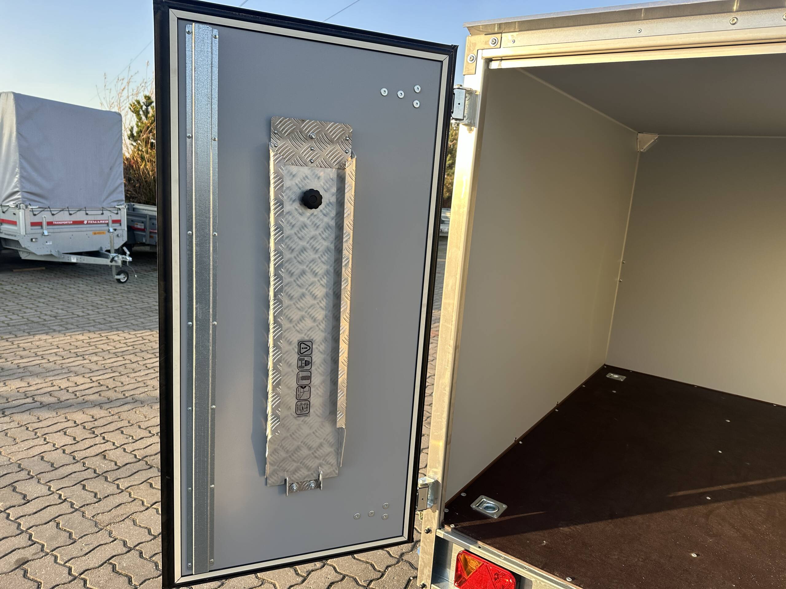 Remorque fourgon SMART BOX avec rampes Temared basculant 750kg – Image 11