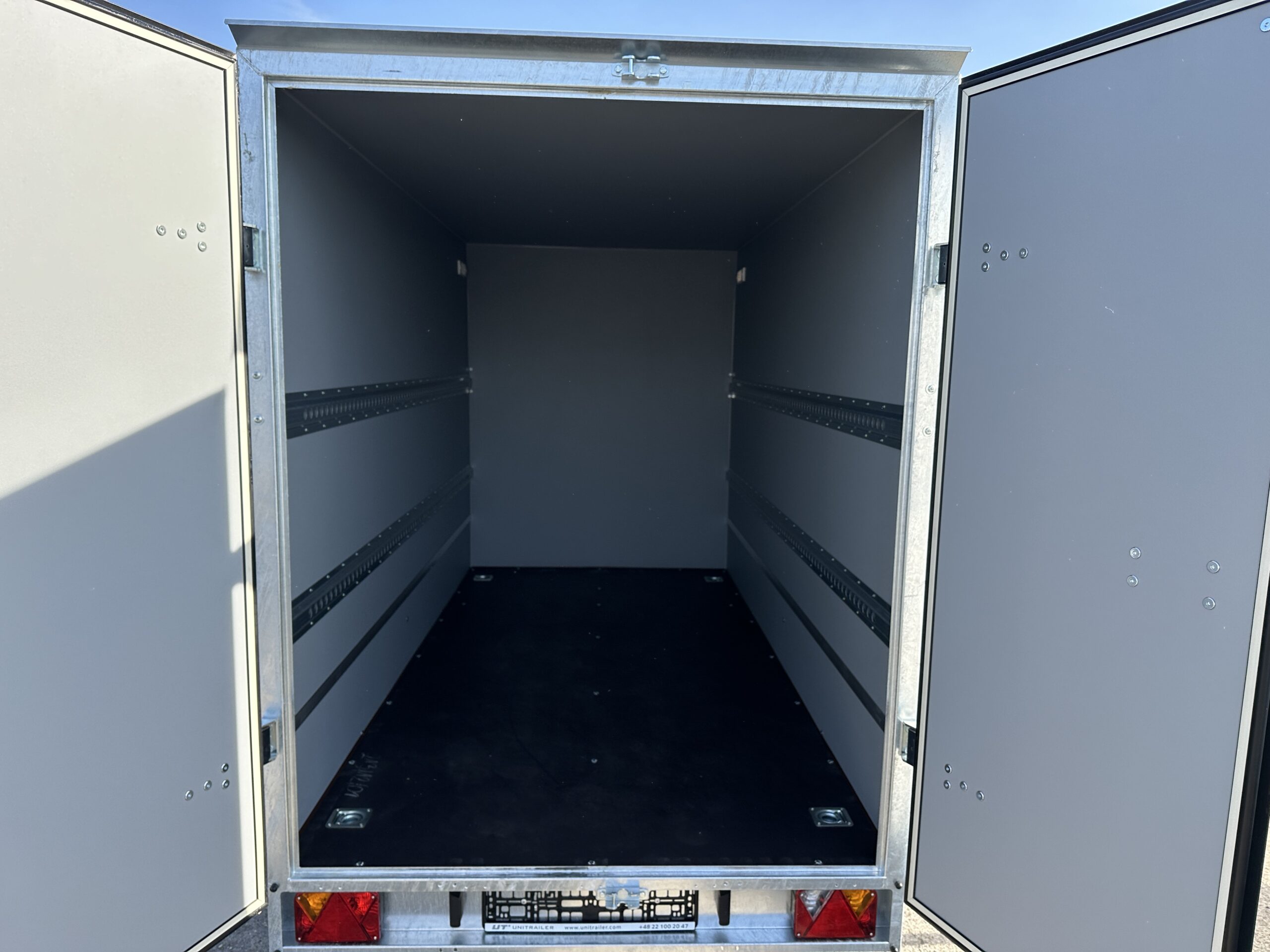 Remorque Furgon BOX 3015/2 Temared deux essieux freinés 2000kg – Image 9